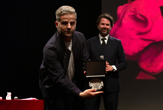 Yorgo Tloupas prix met de penninghen direction artistique