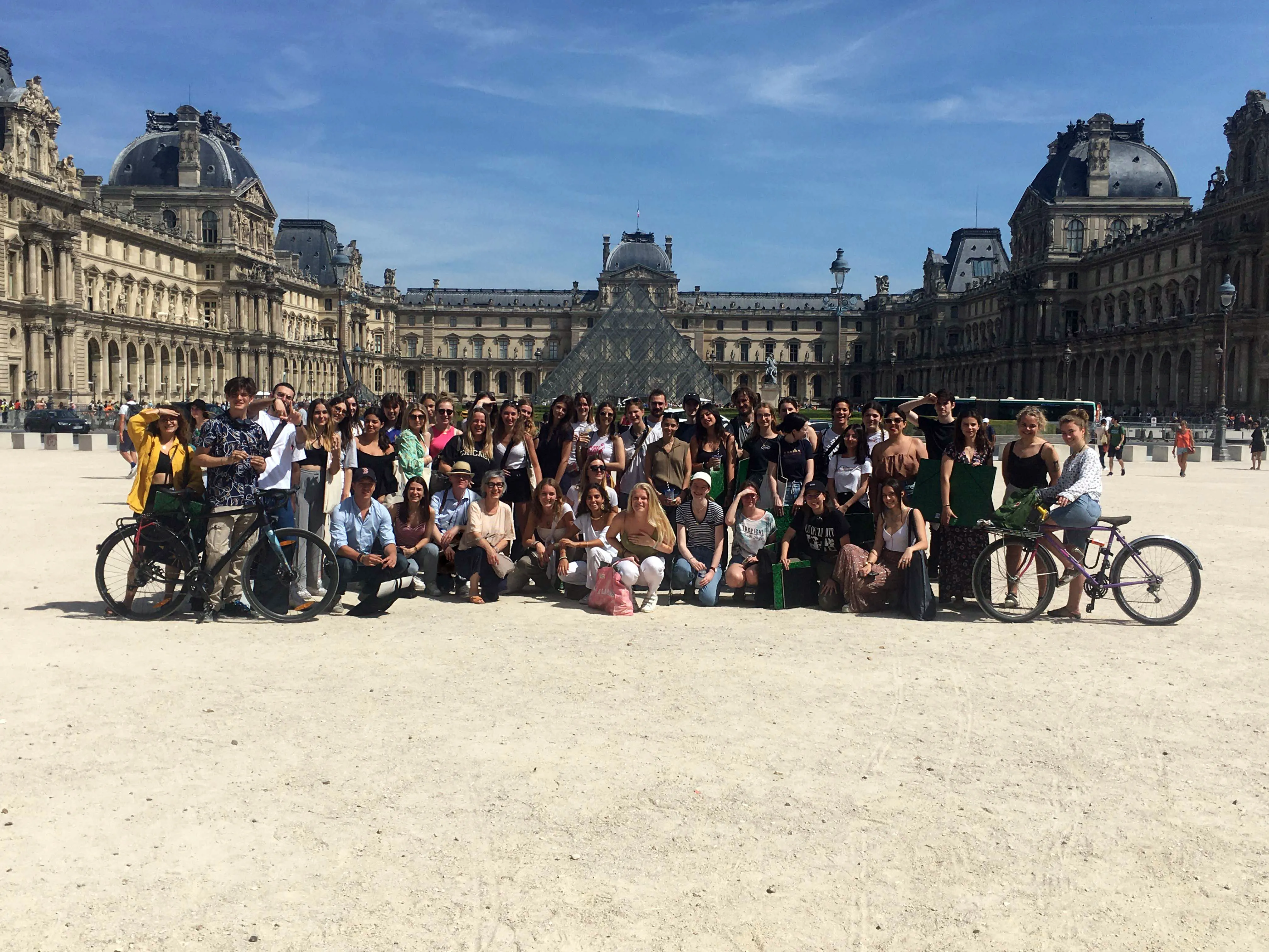 Photo d'un groupe devant le Louvre